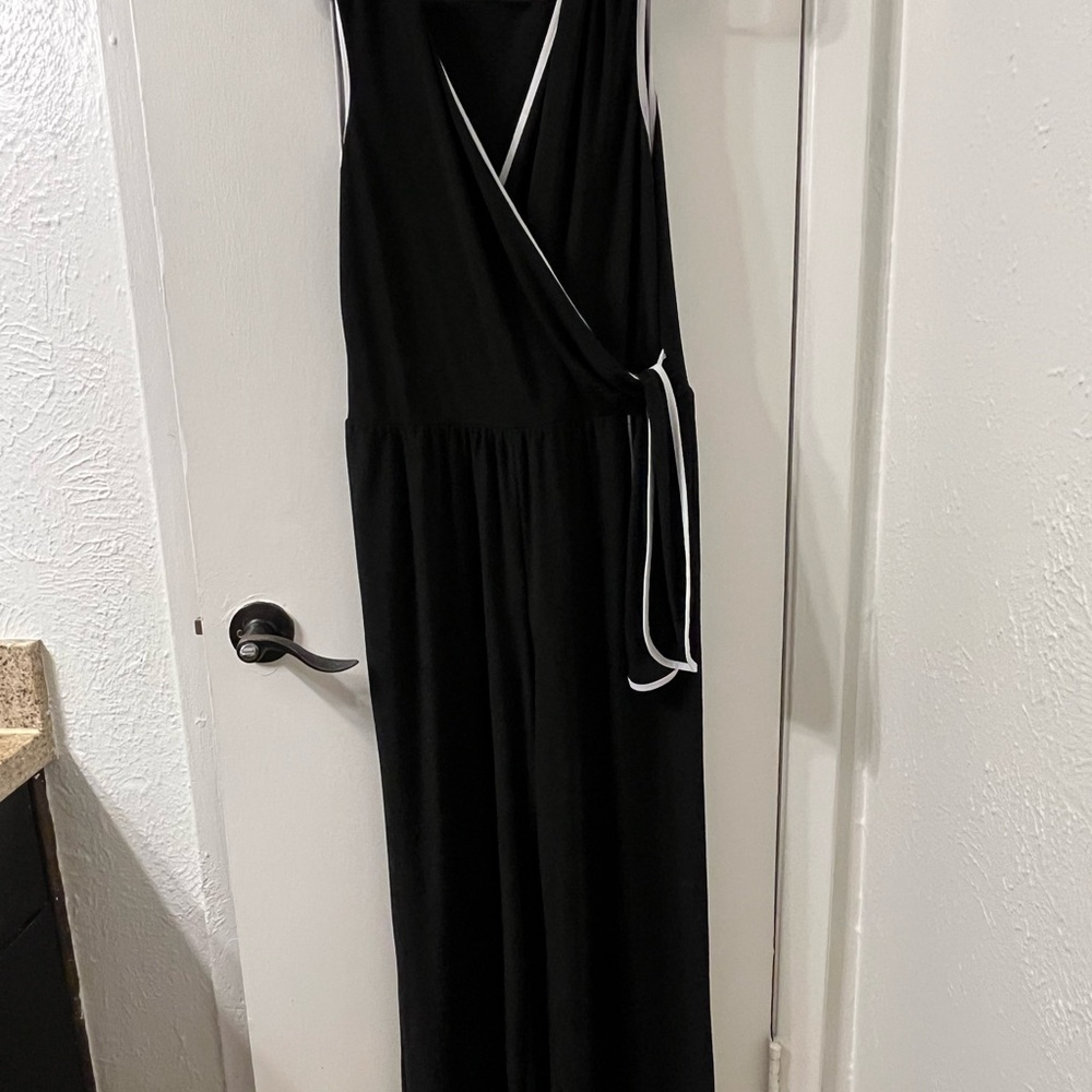 Tahari Black and White Garment